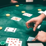 Человек в отчаянии перед компьютером с Casino-X