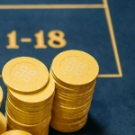 Стол рулетки в казино с фишками и крутящимся колесом