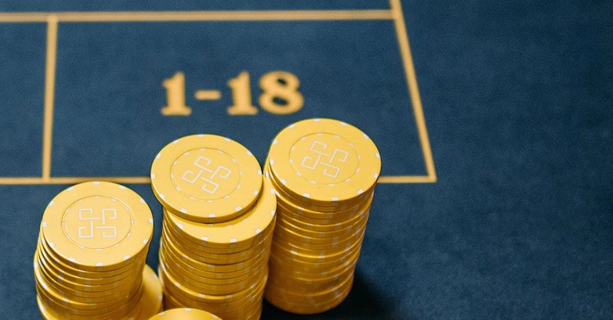 Стол рулетки в казино с фишками и крутящимся колесом