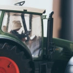 Игрок сдается перед слотом Bigger Barn House Bonanza